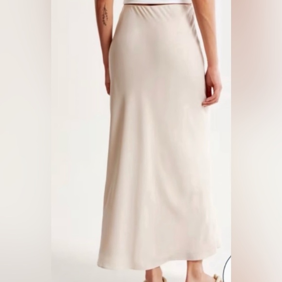 ABERCROMBIE AND FITCH - 2 Layer Flowy Maxi Skirt in Very Light Pink - Picture 2 of 7